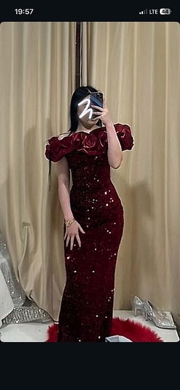 джинсы костюм: Вечернее платье цвета бордо с пайетками. - Силуэт: приталенный, длина — 2