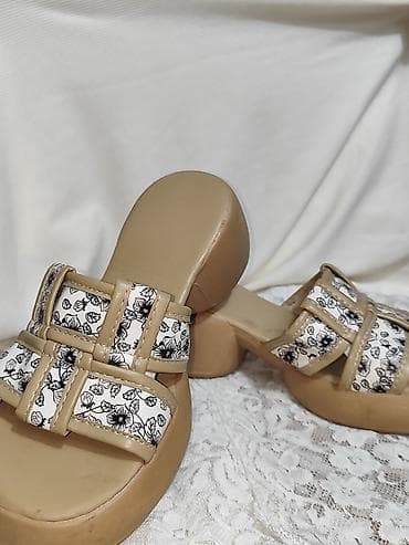 бежевые сапоги: Продаю абсолютно новые босоножки, ни разу не надевала. Заказывала себе — 2