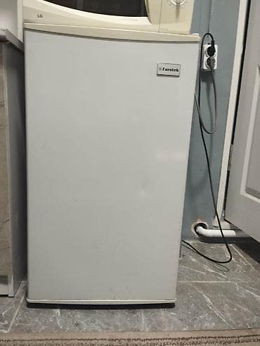 mini refrigerator: Мини-холодильник Eurotek, однокамерный. Особенности: - Компактный — 5