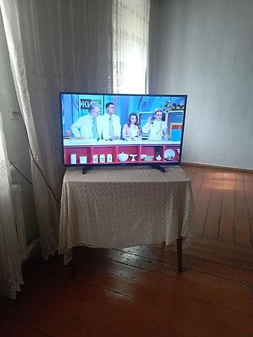 Телевизор LED, диагональ примерно 32–40". Плоская панель с тонкими