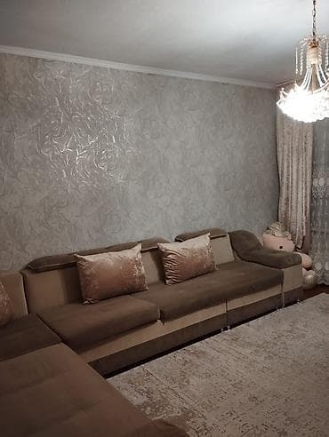 4х комнатную квартиру: - Отделка: светлые стены с текстурными и цветочными обоями, потолочные — 1