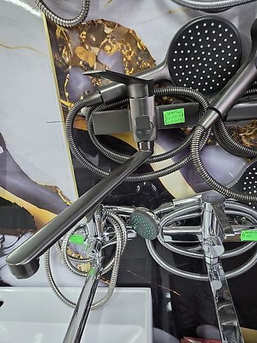 Смеситель для ванны с душевым набором. - Тип: настенный