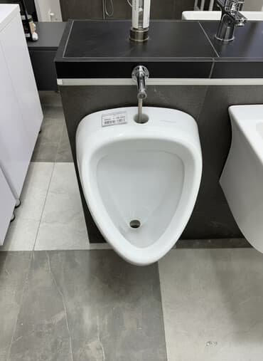 устанавливаем унитазы: Белый подвесной писсуар из сантехнического фарфора. Компактная модель — 1