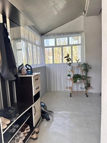 сдам времянка: Манас Шаары Октябрьскийден 19 сотых Жер Уй Сатылат 5 комнат чон Уй 3 — 7