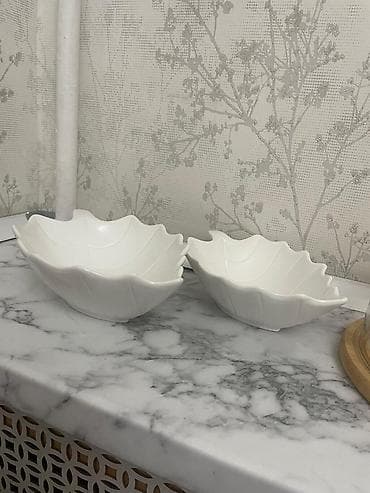 менажница: Белая керамическая/фарфоровая менажница в форме листа. - Материал — 8