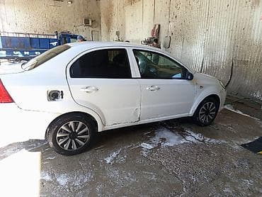 kia ceed: Седан компакт-класса, белый цвет, 4 двери. Передний привод. Кузов с — 3