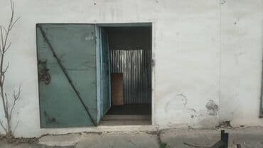 кантейнер дордой: Помещение с белыми оштукатуренными стенами и металлической крышей — 3