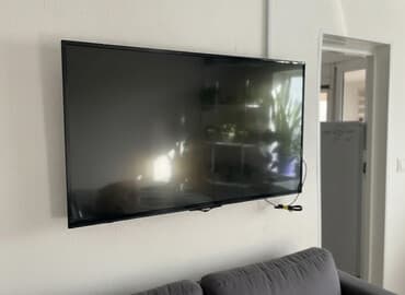 Телевизор VISION, диагональ около 40–43". Плоская панель, тонкая