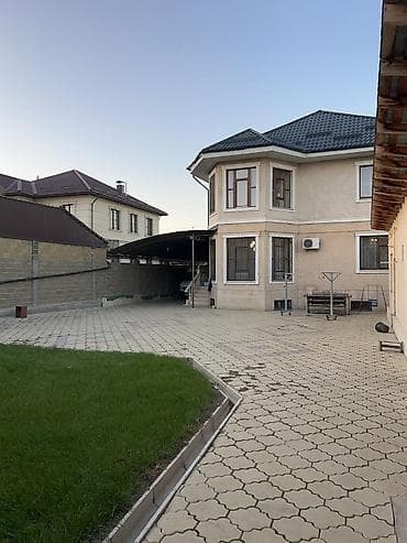 Просторный двухэтажный жилой дом с благоустроенным двором. Размер