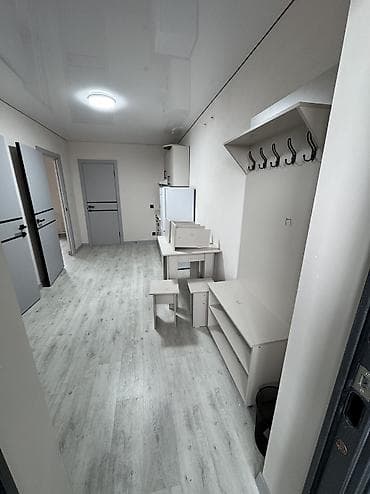 катедж ик: Сдаётся компактная комната с базовой мебелью в светлых тонах. Квартира — 7