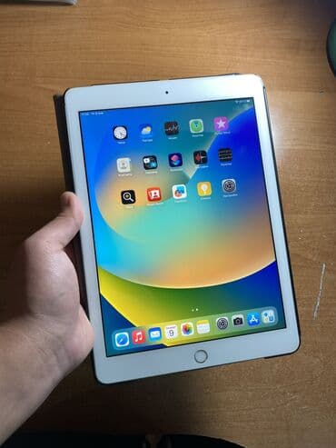 Планшет, Apple, память 128 ГБ, 9" - 10", Wi-Fi, Б/у, Детский цвет - Серебристый