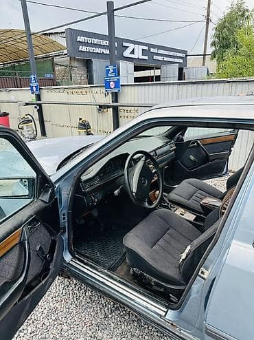 консоль 124: Mercedes-Benz W124: 1989 г., Седан — 4
