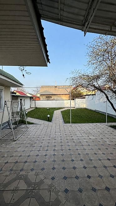 Продается дом Двор и участок: - Большой вымощенный плиткой двор — 2