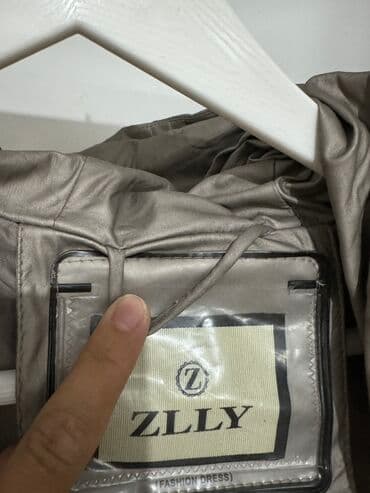 белый пуховик: Зимняя куртка пуховик. Цвет бронза. Напрлнитель Полиэстер 100%. размер — 9