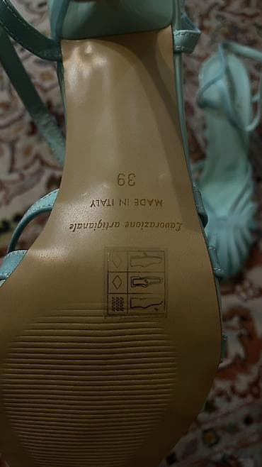 пряжка: Женские босоножки на каблуке, из Италии. - Бренд: Oujet (маркировка — 2