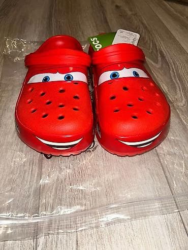 джибитсы на кроксы: Crocs x Disney/Pixar Cars — модель с Лайтнингом Маккуином. - — 2