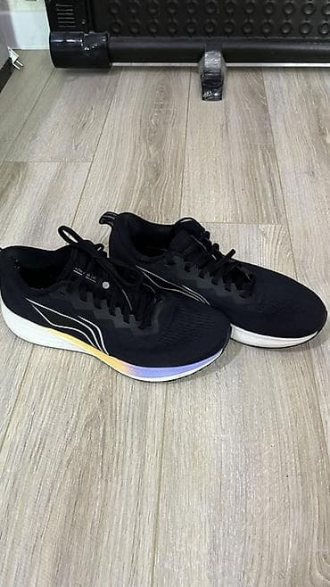 зимние nike: Легкие беговые кроссовки, черные, с контрастной подошвой и градиентной — 2