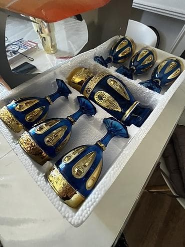 Набор бокалов и графина из синего стекла с золотым декором.ч