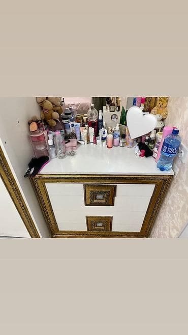 Спальный гарнитур в классическом стиле с декоративной золотой