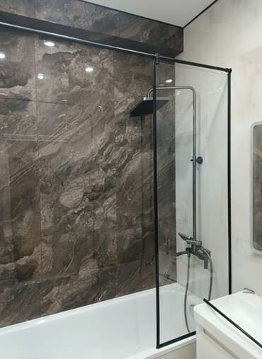 Стеклянная перегородка для ванны с черным матовым профилем - Тип