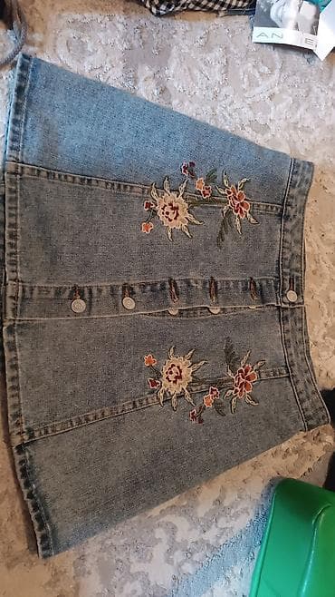 шелковую майку: Белая майка с ярким принтом. Изделие украшено изображением крупного — 4