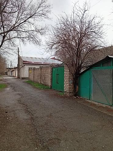 дом с сарайом: Продаётся дом за капитальным кирпичным забором с зелёными воротами и — 2