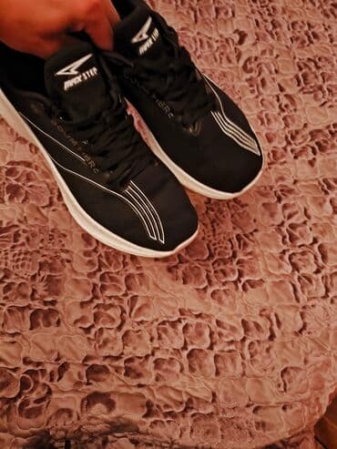 срочно продаю в связи с переездом: Мужские кроссовки, 41, Макси, Б/у, цвет - Черный — 4