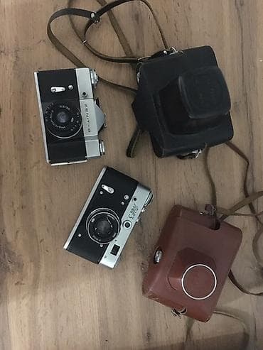 Пленочные фотоаппараты СССР — комплект из двух камер с кейсами. 1)