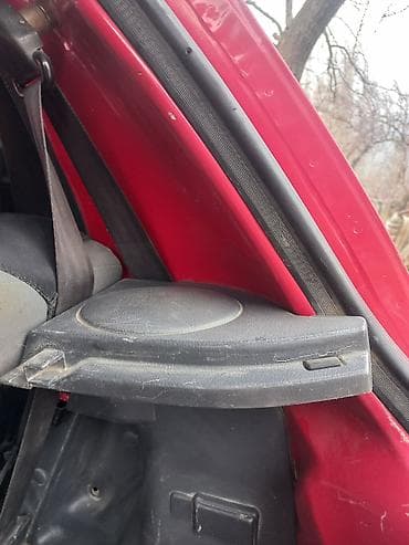 Лебедки: Полка‑шторка багажника + пара задних акустических подиумов (полочки — 4