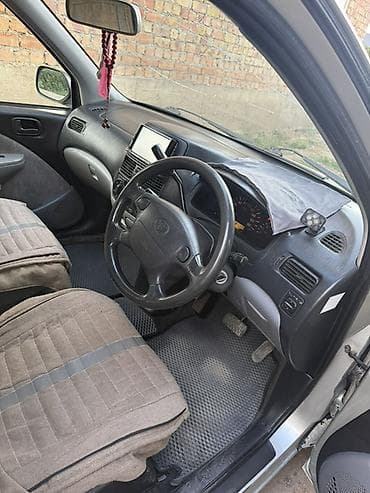 Toyota Raum: 2000 г., 1.5 л, Бензин — 2