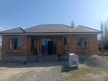 Продаётся одноэтажный кирпичный дом с четырёхскатной крышей из