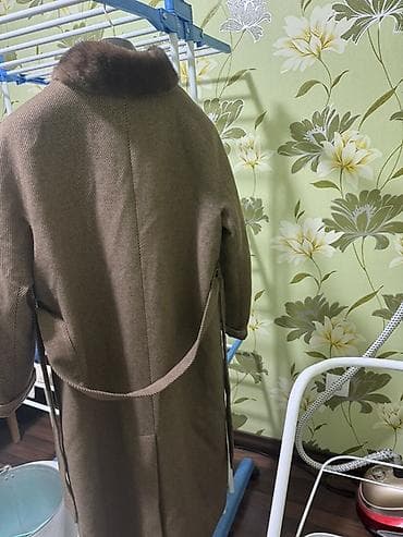 Плащи: Длинное женское пальто классического кроя в теплой коричневой гамме. - — 3