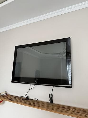 Телевизор Samsung, плоская панель, диагональ ориентировочно 32–37"