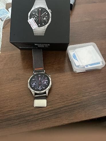 Смарт‑часы HUAWEI Watch GT (серебристый корпус, круглый циферблат). На