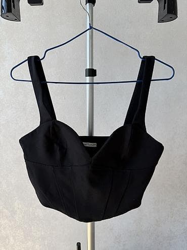 Черные кроп‑топы и мини‑платье — подборка базовых и акцентных вещей в