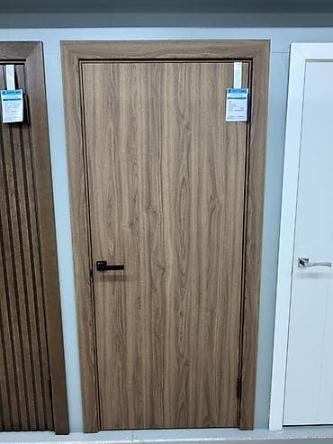 Межкомнатная дверь в современном стиле с отделкой под натуральное