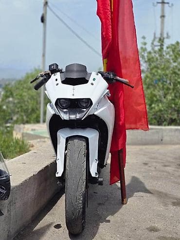 велосипед мото: Мотоцикл спорт-класса KTM RC: легкая трубчатая рама оранжевого цвета — 2