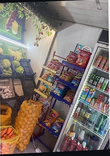 Овощи, фрукты и продуктовом магазине. Ассортимент: - Свежие овощи