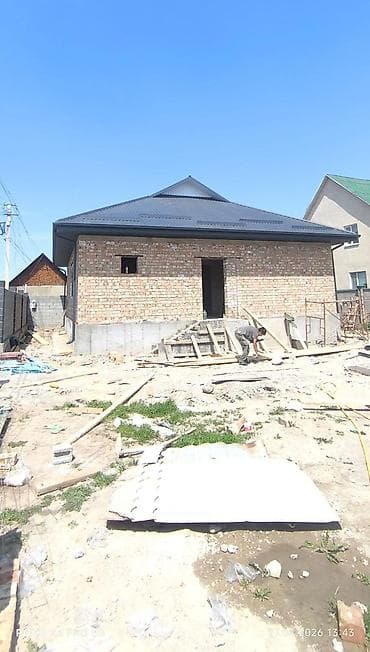 Одноэтажный кирпичный дом с участком и капитальным ограждением - Тип