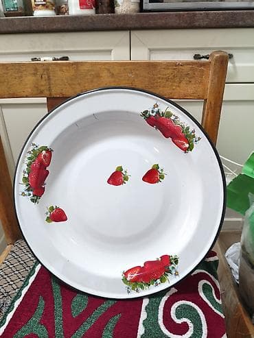 тазик металический: Эмалированный таз/миска и набор тарелок 1) Большая эмалированная — 1