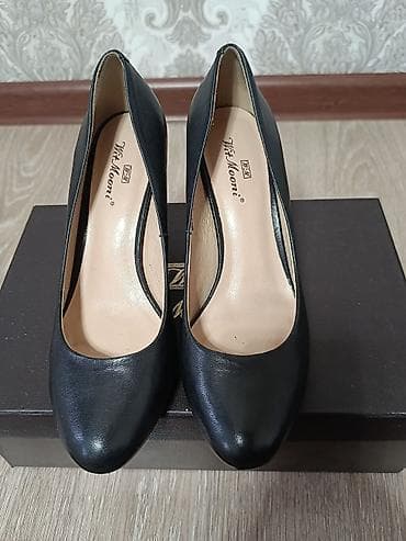 Кроссовки и спортивная обувь: Каждая пара по 600 сом, в отличном состоянии. Туфли женские, 2 пары — 5