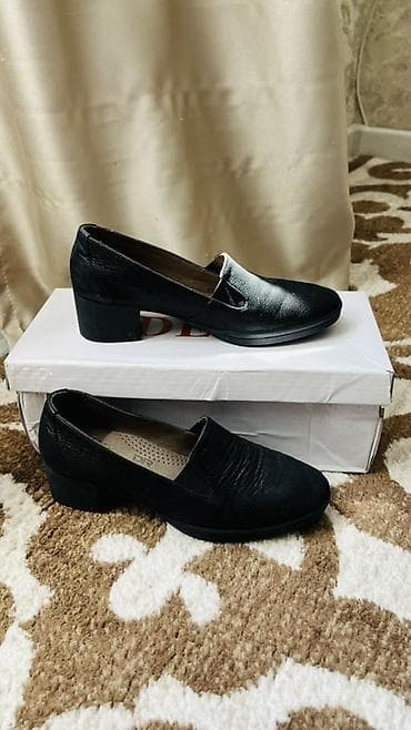 Женская обувь: Классические женские туфли-лоферы черного цвета на невысоком — 2