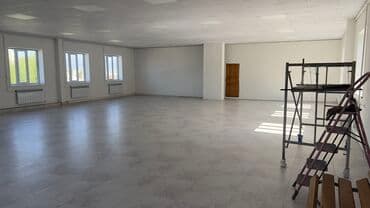 продаю офис 107 м² с ремонтом с мебелью административное здание 1 этаж: Сдаю Офис, 200 м², С отдельным сан узлом — 8