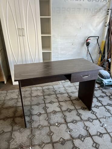 Стол офисный рабочий НОВЫЙ!!! 
Длинна 110
Ширина 50
Высота 75