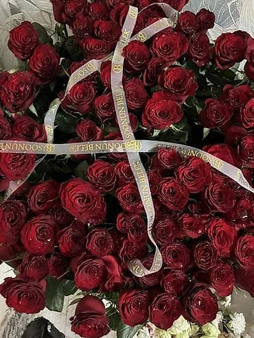Дом и сад: Роскошная композиция из красных роз в фирменной шляпной коробке. - — 1