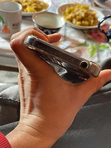 redmi нот 11: Смартфон с плоским экраном и тонкими рамками, в прозрачном защитном — 2