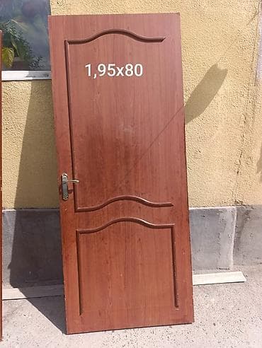 Межкомнатные двери в классическом стиле, отделка под древесину (цвет —