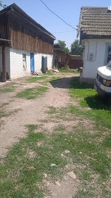 дом на продаж: Продаётся дом с двором и хозяйственными постройками. Особенности — 2