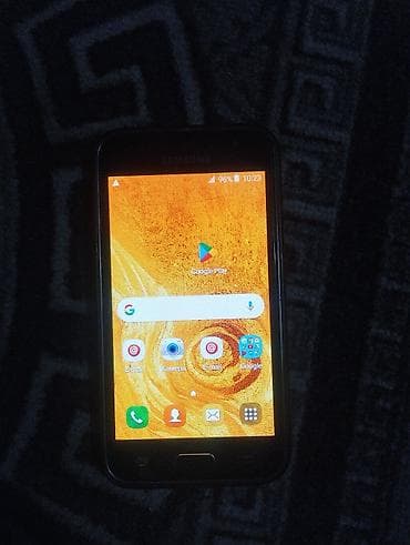 Смартфон Samsung с сенсорным экраном компактного размера. Основные