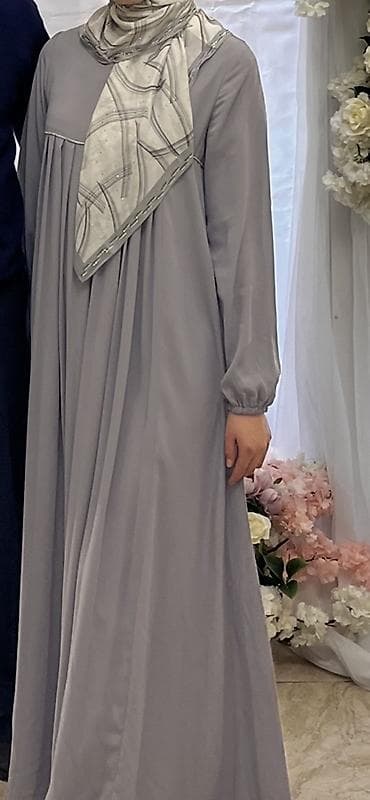 Платье в отличном состояниинадевала всего один раз. Серый платок в